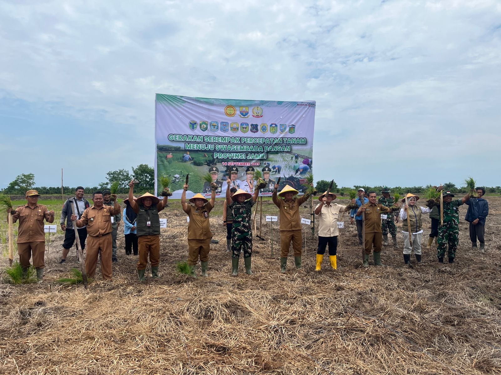 Wakil Bupati Tanjung Jabung Barat Hadiri Gerakan Tanam Padi Serentak Bersama UPT Kementan